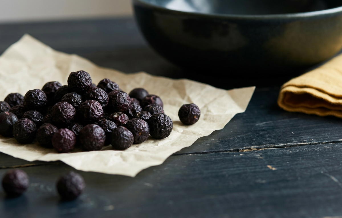 Vista ravvicinata di bacche di acai viola scuro per evidenziare la qualità dell'ingrediente puro 2026